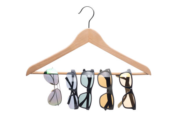 lifehacks coat hanger organizer - lifehack foto e immagini stock