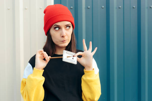 millennial hipster girl in possesso di una audiocassetta e una matita - lifehack foto e immagini stock